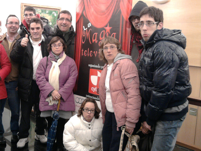 Algunos de los jóvenes de AVIVA que han disfrutado de la Gala de Magia de la Televisión.